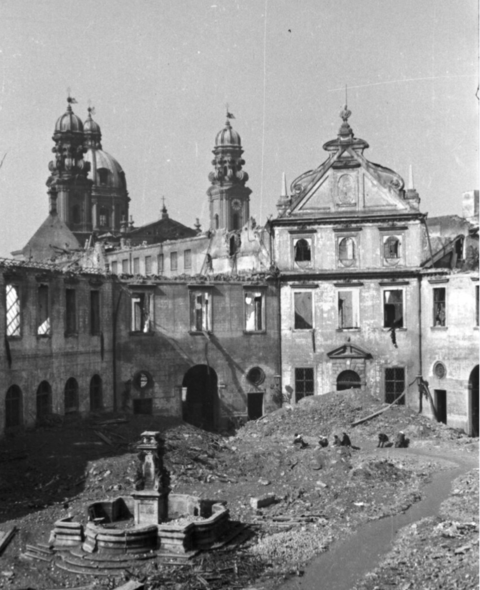 München Residenz, Brunnenhof 1945